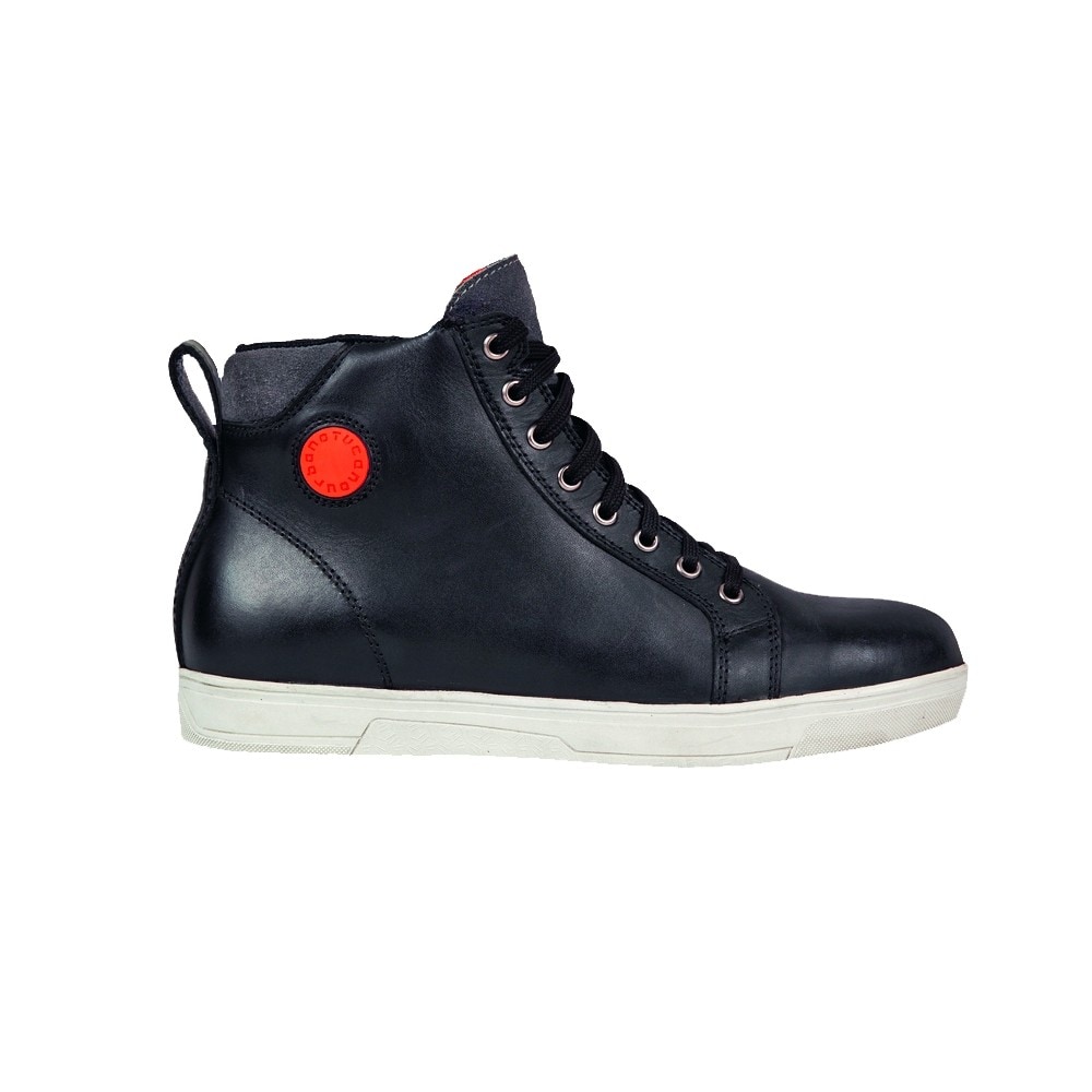 TUCANO URBANO MARTY Destinazione: Urban, touring Caratteristiche: Sneaker da uomo in pelle bovina, membrana impermeabile e traspirante, protezioni  su malleoli, dettagli rifrangenti Taglia: 39-45 Colori: Nero Prezzo: 149,00 euro